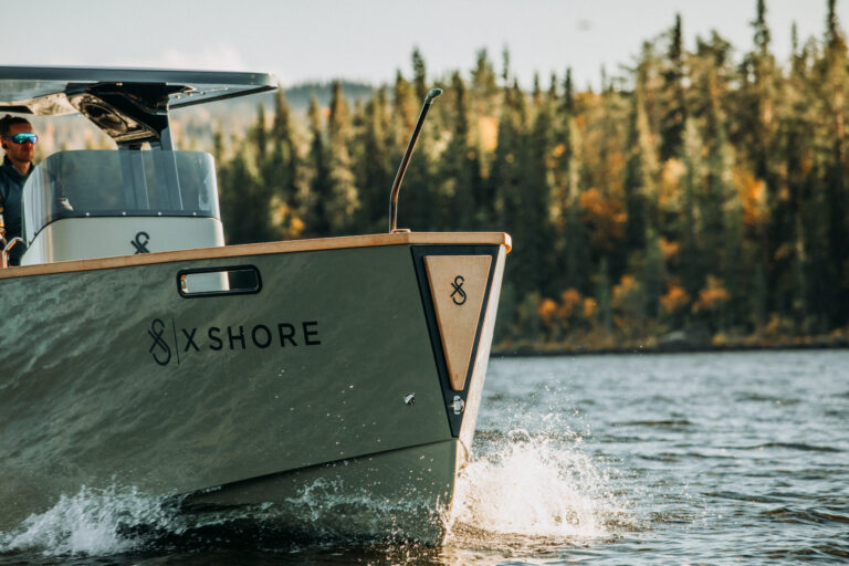 X Shore Eelex 8000 hos Brandt Båt i Lysekil.