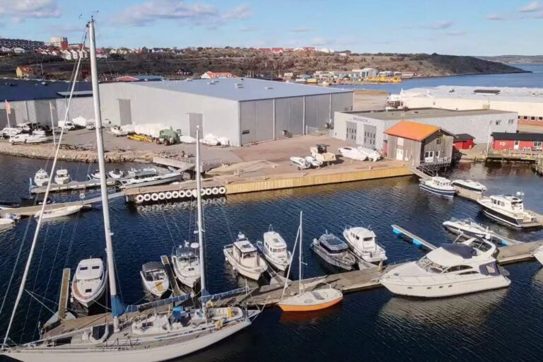Drönarvy över Brandt Båts stora anläggning vid en hamn i Lysekil.
